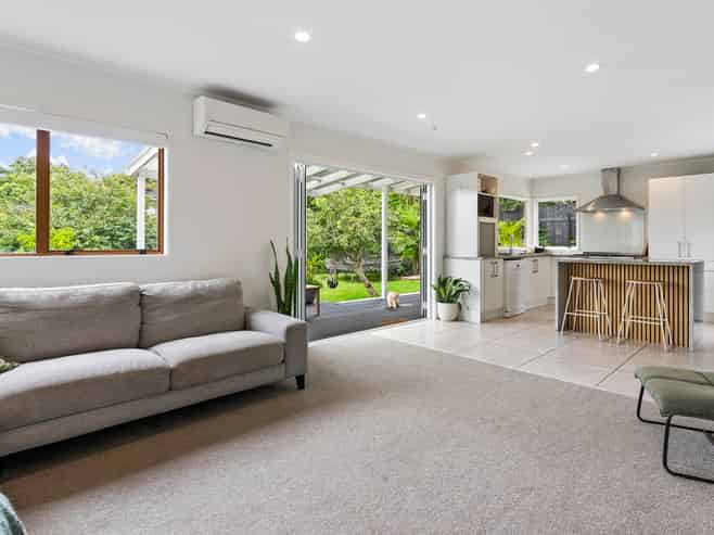 2/16 Sandiacre Way, Browns Bay