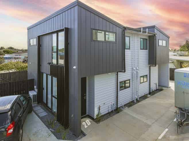 2d Convair crescent , Mangere