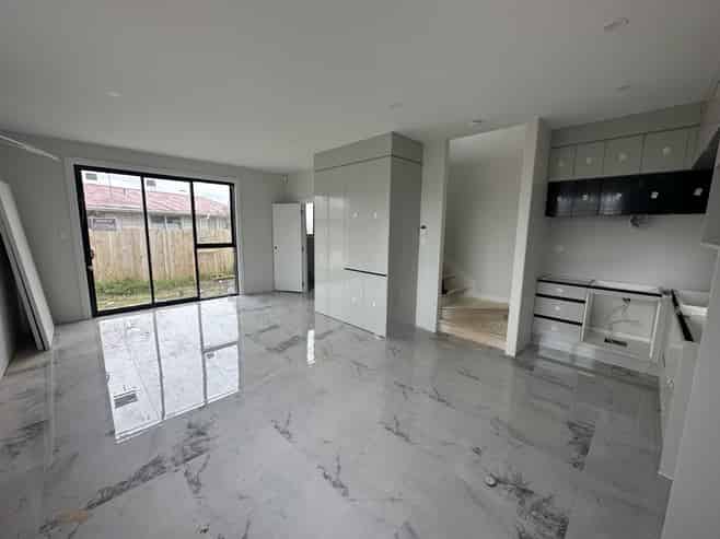 2d Convair crescent , Mangere