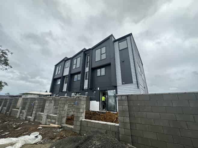 2d Convair crescent , Mangere