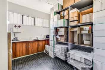 Prime King Street retail with rear parking