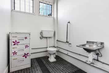 Prime King Street retail with rear parking