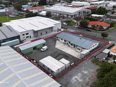 Quality office + secure yard complex