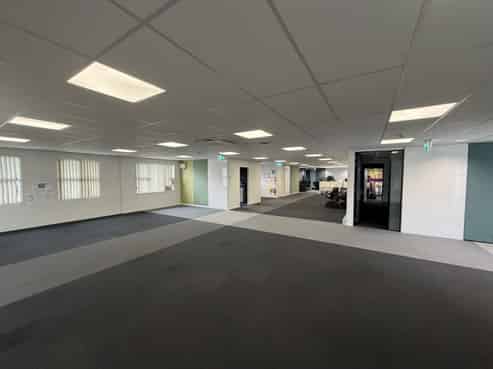 Quality office + secure yard complex