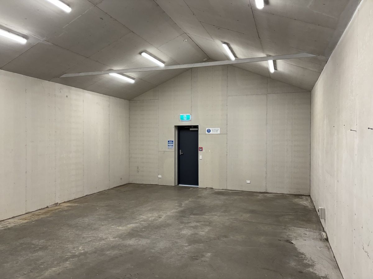 Quality office + secure yard complex - Mehr