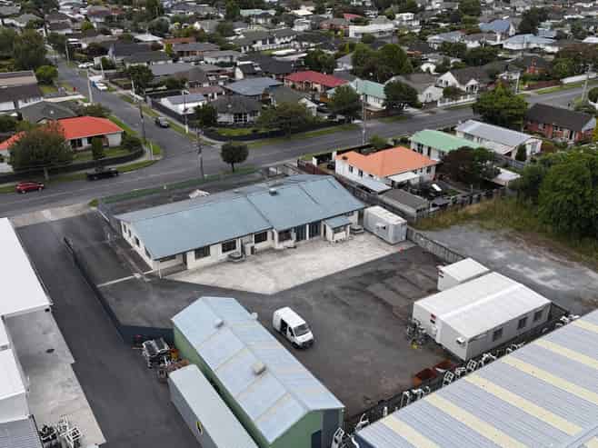 Quality office + secure yard complex