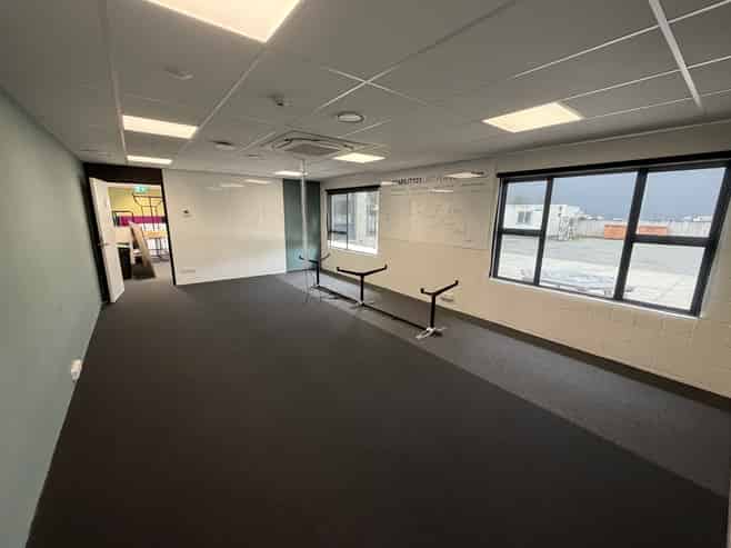 Quality office + secure yard complex