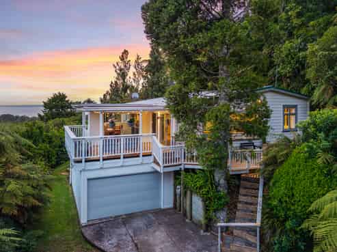 462 Scenic Drive, Waiatarua