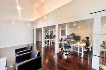 IMPRESSIVE AND SPACIOUS OFFICE WITH CHARACTER
