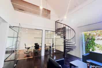 IMPRESSIVE AND SPACIOUS OFFICE WITH CHARACTER
