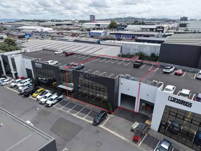  Corporate Refurbished Warehouse - 590sqm 