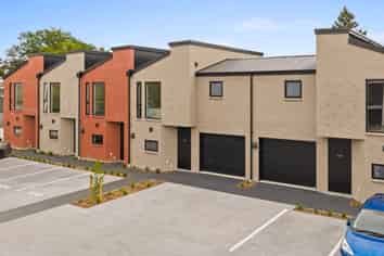 4/90 Holly Road, Saint Albans