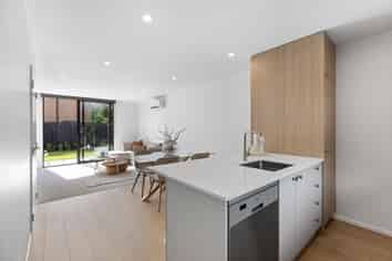 2/88 Holly Road, Saint Albans