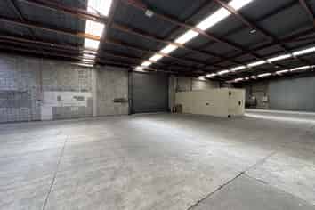 Flexible warehouse with modern office