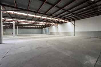 Flexible warehouse with modern office