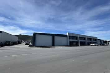 Flexible warehouse with modern office