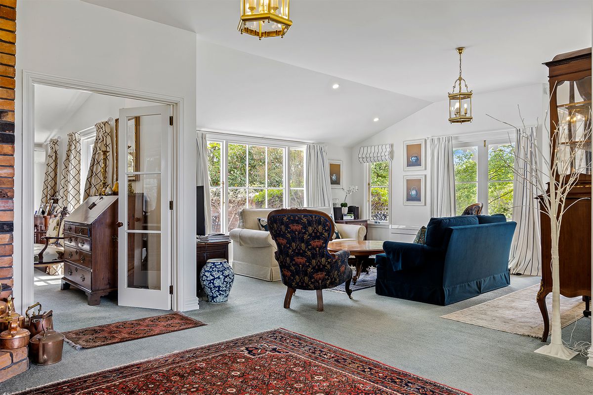 Views of the Port Hills & Easy Commute to the City - More