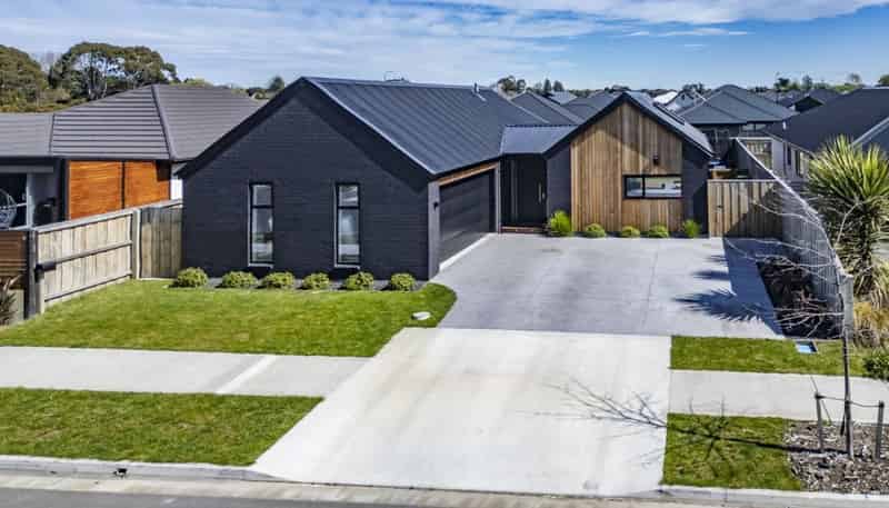 24 Nathaniel Archer Street, Woodend