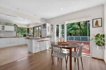 5 Tiniroa Grove, Silverstream