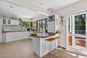 5 Tiniroa Grove, Silverstream