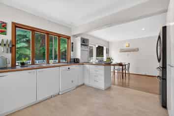 5 Tiniroa Grove, Silverstream