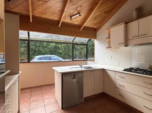 15 McBeth Road, Poroti