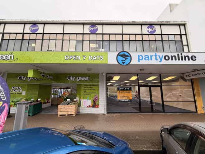 Retail with rear access!