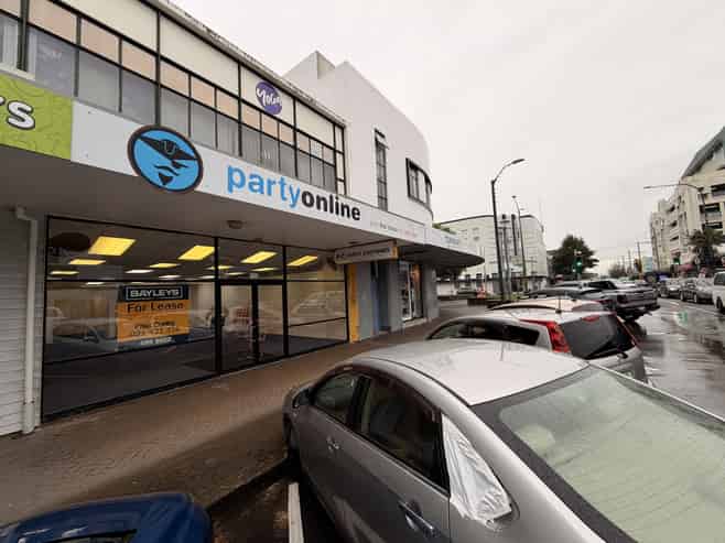 Retail with rear access!