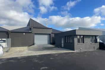 500m² Te Atatu Warehouse For Lease