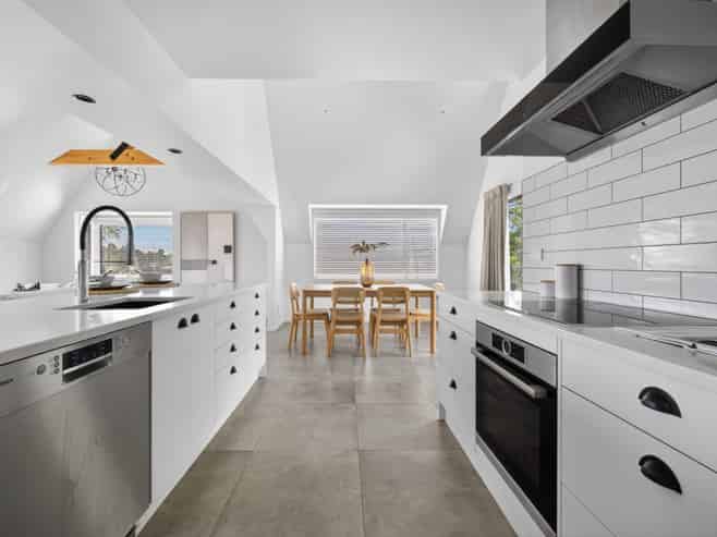 111 Arapiki Road, Stoke