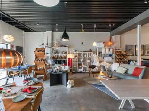 KINGSLAND OFFICE WITH ROLLER DOOR AND STORAGE