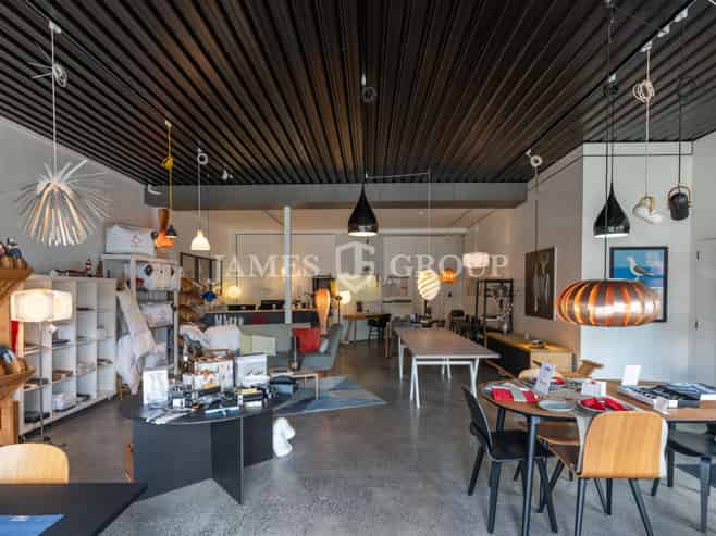 KINGSLAND OFFICE WITH ROLLER DOOR AND STORAGE