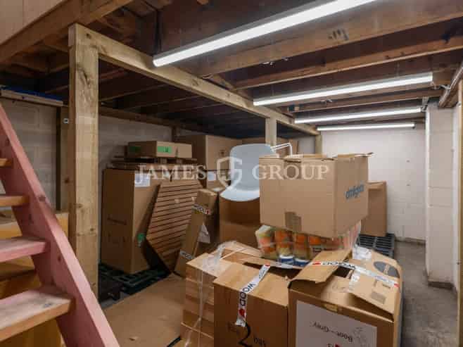 KINGSLAND OFFICE WITH ROLLER DOOR AND STORAGE