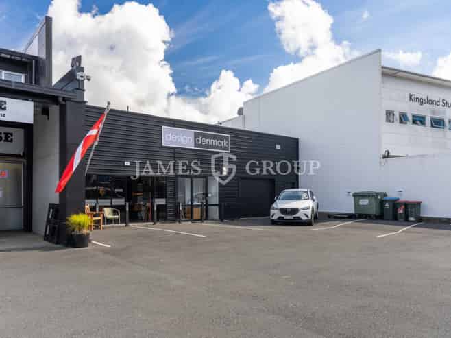 KINGSLAND OFFICE WITH ROLLER DOOR AND STORAGE