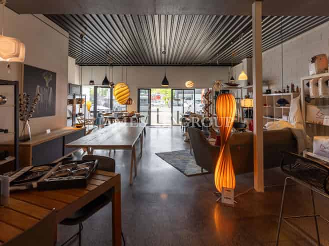 KINGSLAND OFFICE WITH ROLLER DOOR AND STORAGE