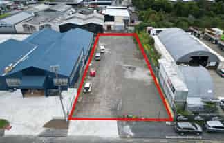 1,330M² PENROSE INDUSTRIAL YARD
