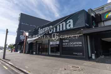 PRIME PARNELL SHOWROOM WITH STREET APPEAL