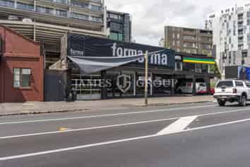 PRIME PARNELL SHOWROOM WITH STREET APPEAL