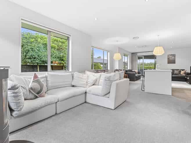 32 Quinnat Street, Albert Town