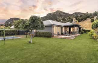 32 Quinnat Street, Albert Town