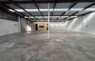 Functional 320sqm industrial unit