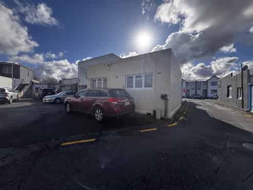 Prime Retail/Consulting Space – Adjacent Waterloo