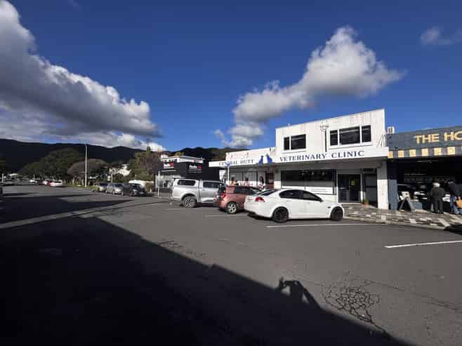 Prime Retail/Consulting Space – Adjacent Waterloo