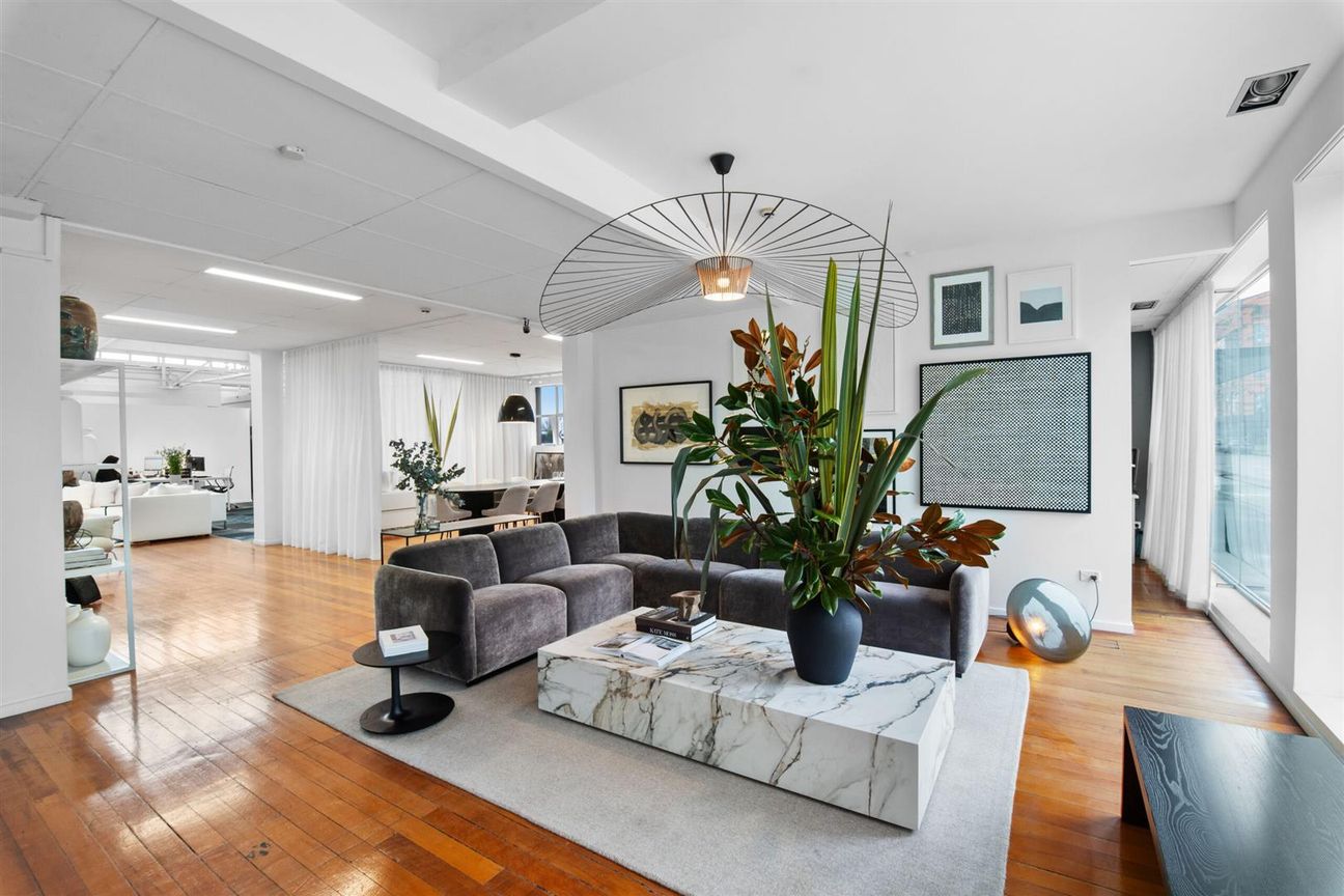 Modern Office with Touches of Character - Mehr