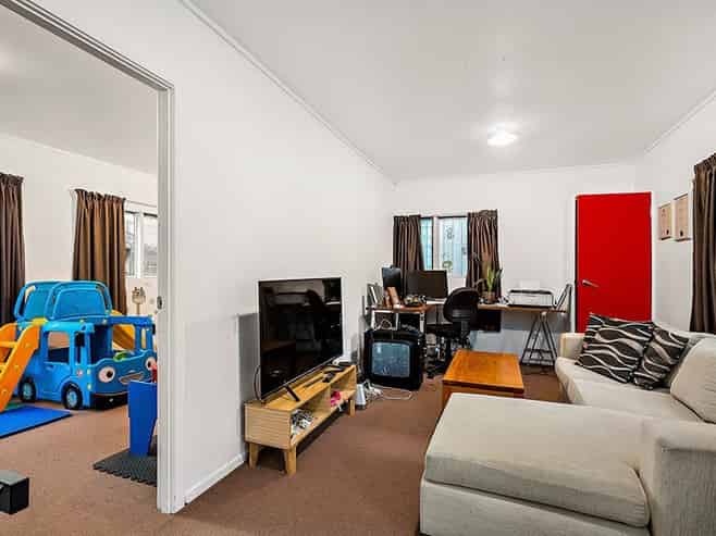 25 Crompton Road, Massey