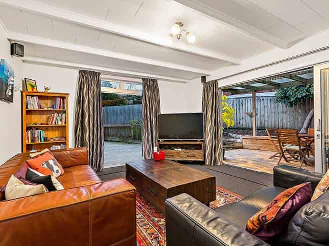 25 Crompton Road, Massey