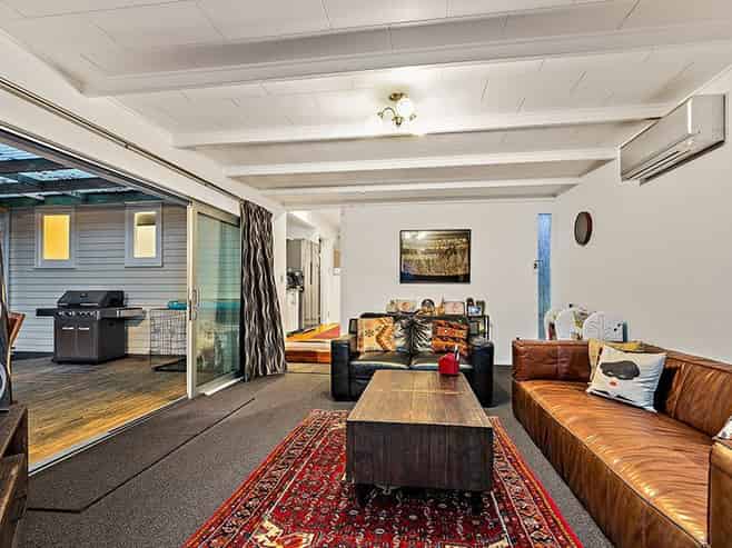 25 Crompton Road, Massey