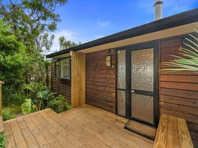 16 Pendrell Road, Piha