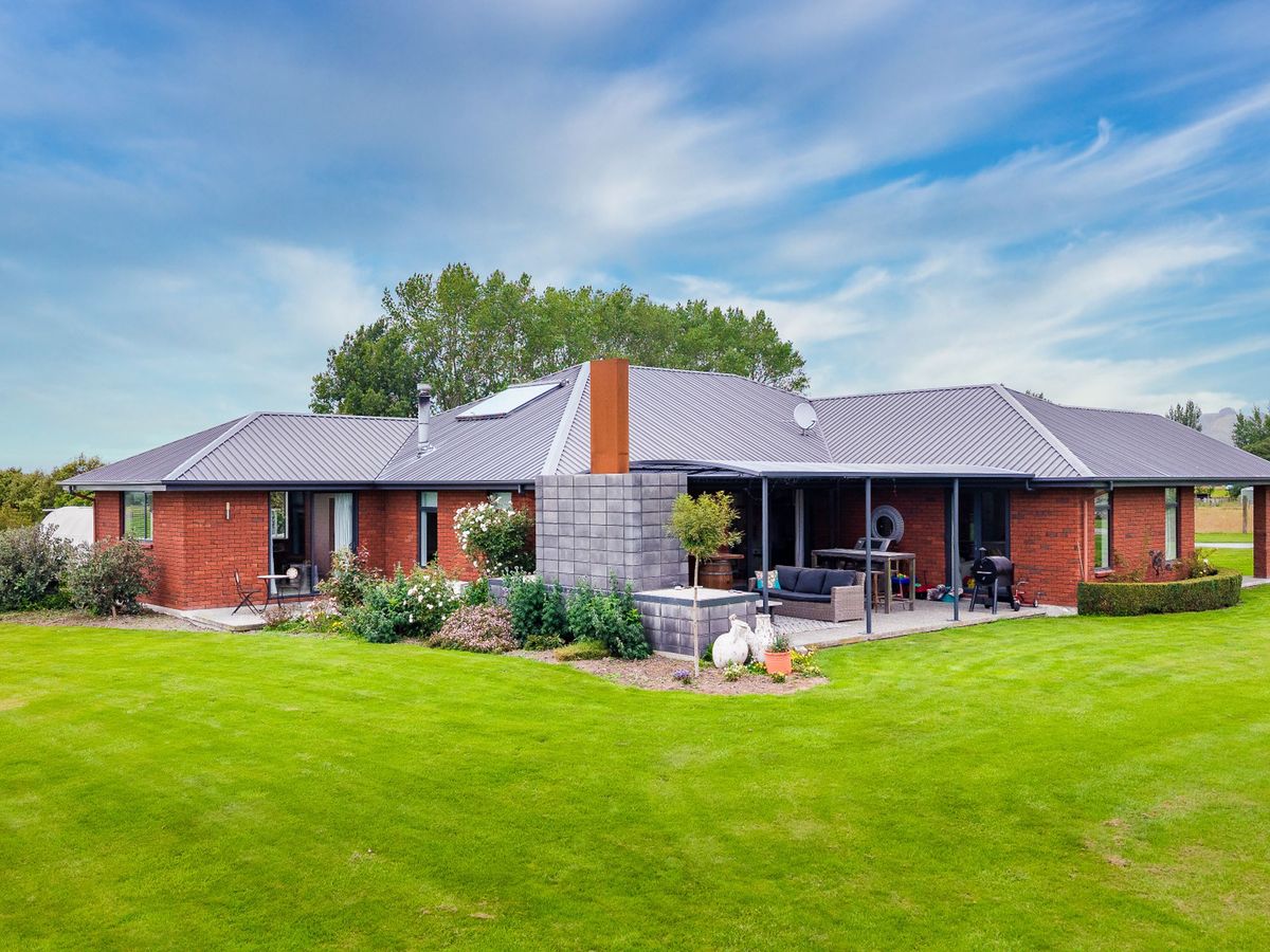 Exceptional Lifestyle & Garaging Close to Town!, Waimate