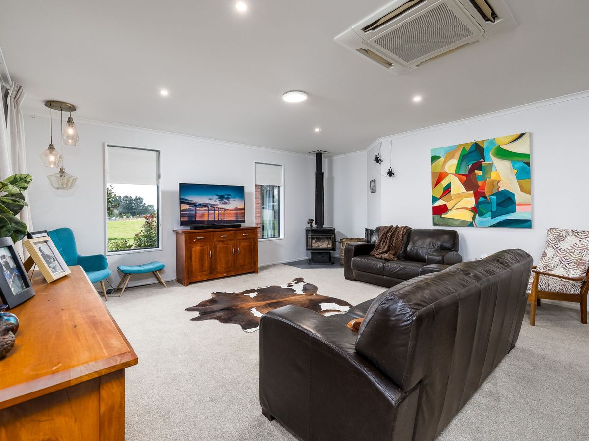 Exceptional Lifestyle & Garaging Close to Town! - Mehr